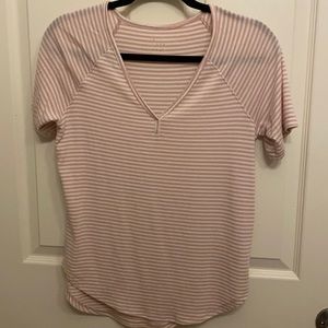 Striped V-neck tee. Size XS